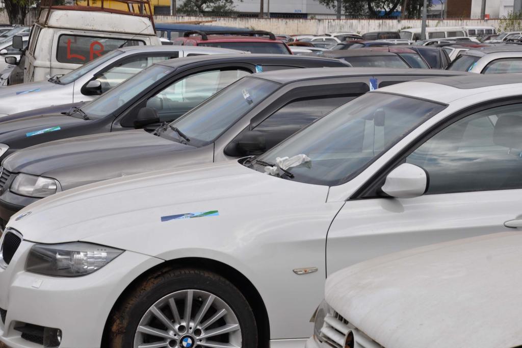 Detran-PR leiloa 10.475 veículos nas condições de sucata, reciclagem e aptos à...