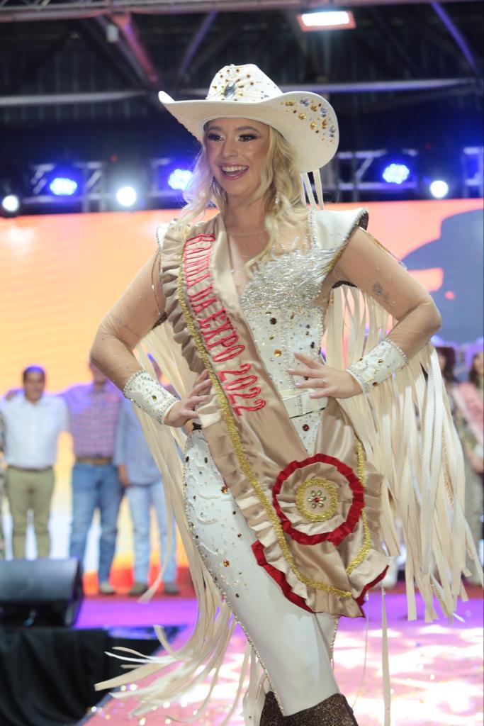 Jhenifer Laiz conquista jurados e vence o concurso Garota Country da Expoingá...