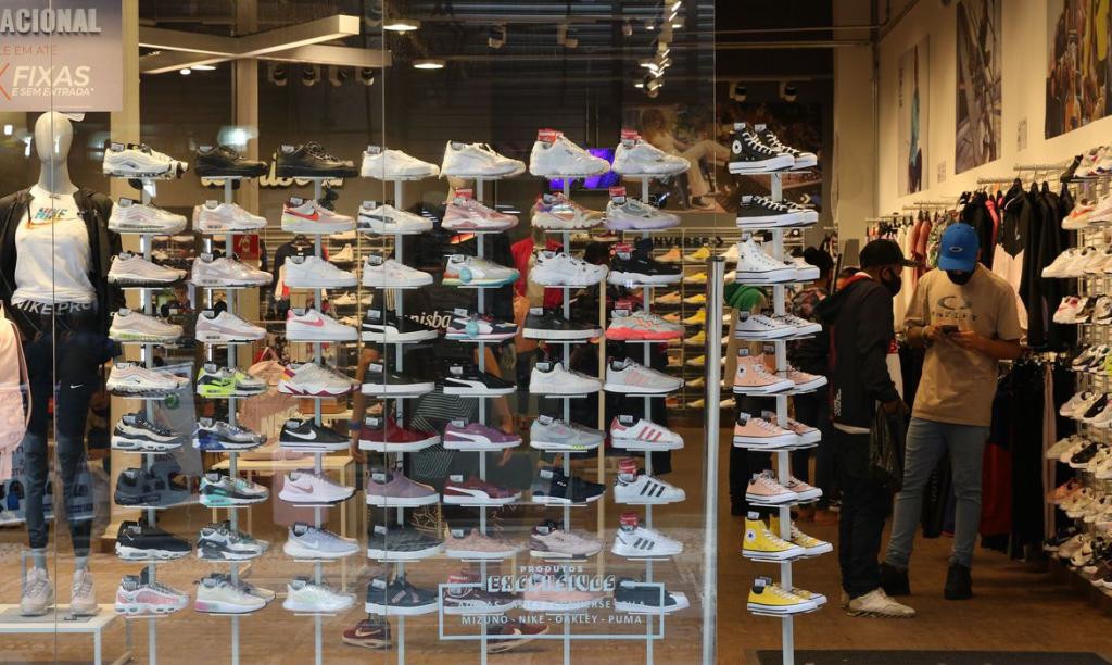 Confiança do comércio tem maior nível desde março de 2020, diz CNC