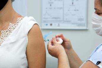 Vacina contra gripe segue disponível para pessoas acima de 6...