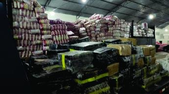 Caminhão carregado com drogas em meio a carga de arroz...