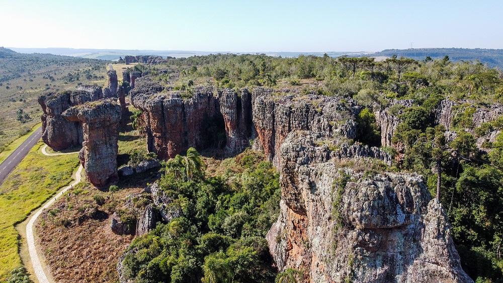 Conheça o Parque Vila Velha de uma forma diferente, a bordo do...