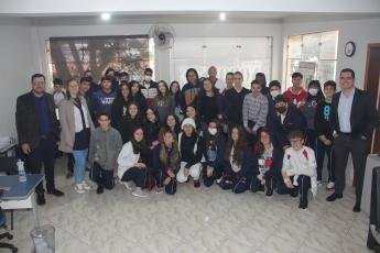 Jovens estudantes visitam redação do Jornal Noroeste