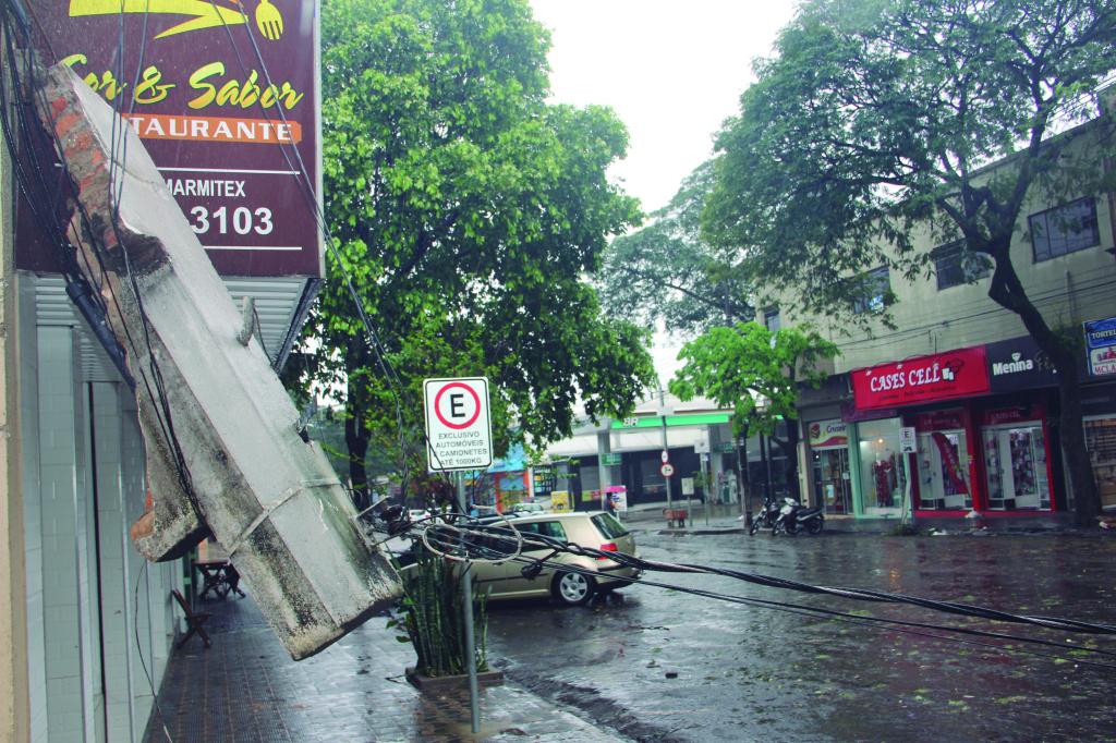 Nova Esperança: chuva e ventos fortes causam prejuízos e interrupções no fornecimento...