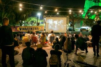 Prefeitura de Maringá promove sessão de cinema itinerante movida a...