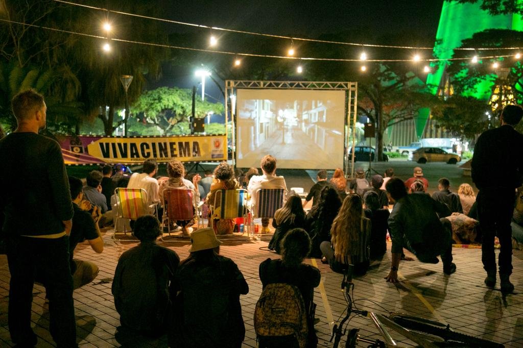 Prefeitura de Maringá promove sessão de cinema itinerante movida a energia solar