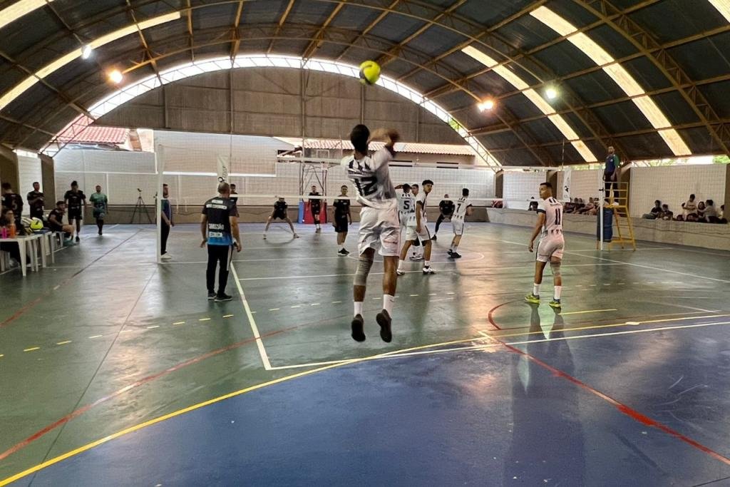 https://jornalnoroeste.com/uploads/images/2022/09/voleibol-de-nova-esperanca-inicia-com-vitoria-contundente-sua-participacao-na-macro-dos-jogos-abertos-em-florai-bg-7214-85978.jpeg