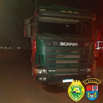 Após denúncia anônima, PM recupera caminhão furtado, estacionado em Posto...