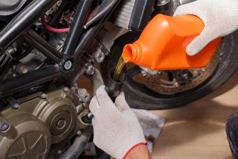 Usar óleo de motor incorreto causa problemas sérios a moto