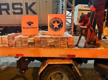 Receita Federal apreende 327 kg de cocaína em compartimento falso...