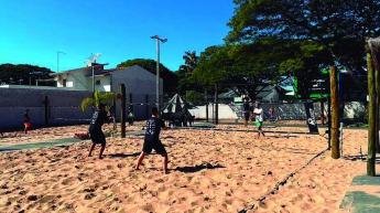 Pé na areia: beach tennis é o esporte da vez...