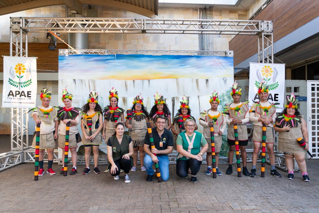 Alunos da APAE apresentam Lenda das Cataratas no Centro de Recepção de...