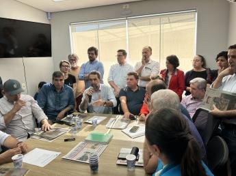 Diretor-geral da Itaipu se reúne com associações de municípios em...