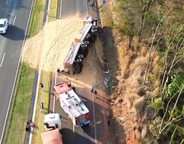 Acidente na BR-376 em Nova Esperança deixa pista interditada e duas pessoas...