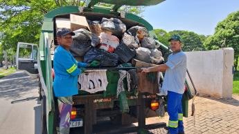 Heróis anônimos da limpeza urbana: Coletores de lixo reforçam a...