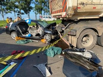 Grave acidente na BR 376: Colisão entre Corolla e Carreta...