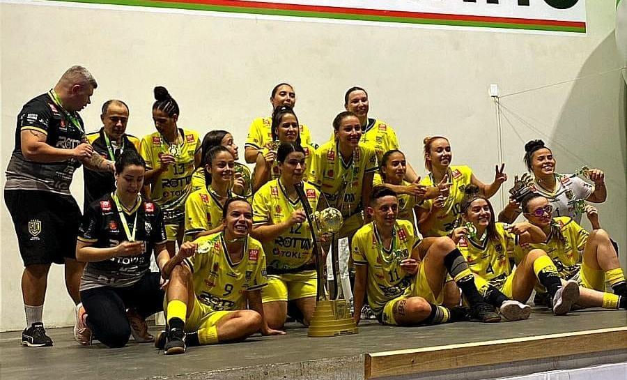 Equipe de vôlei feminino de Apucarana estreia na Liga de Maringá