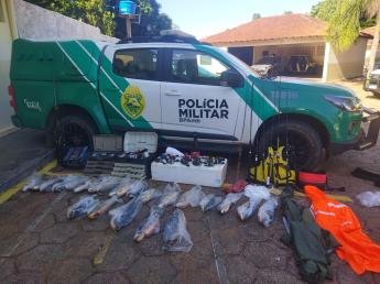 Pescadores são presos e multados por transportar 30 kg de...