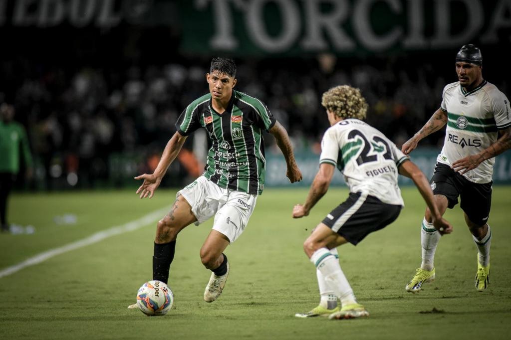 Maringá FC supera o Coritiba e está na final do Campeonato Paranaense