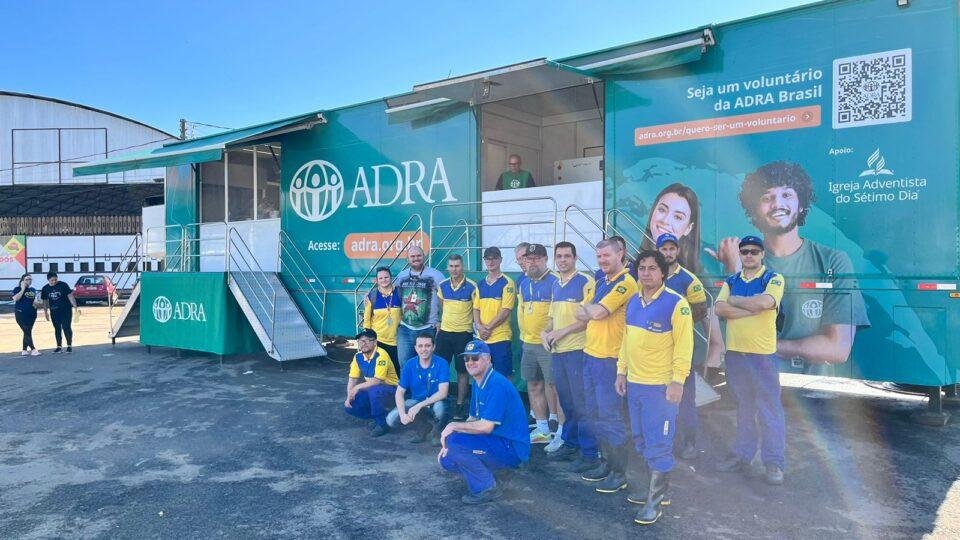Carreta Solidária da ADRA recebe voluntários dos Correios para atender...
