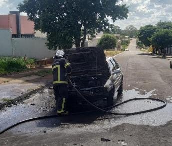 Carro pega fogo próximo à Asserne; condutor escapa ileso
