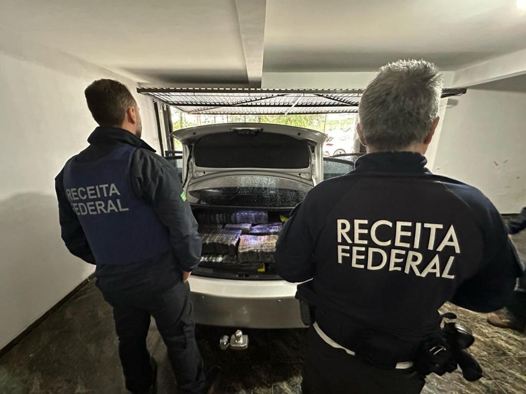 Receita Federal em conjunto com Polícia Militar do Paraná apreende...