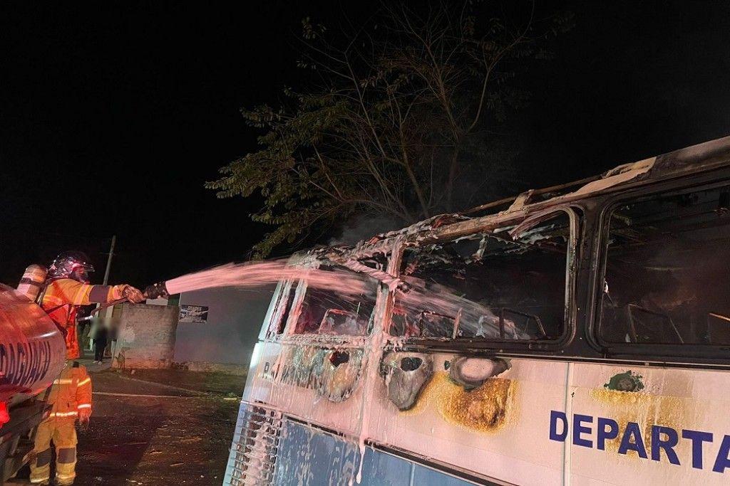 Ônibus da Prefeitura de Mandaguaçu é alvo de incêndio e...