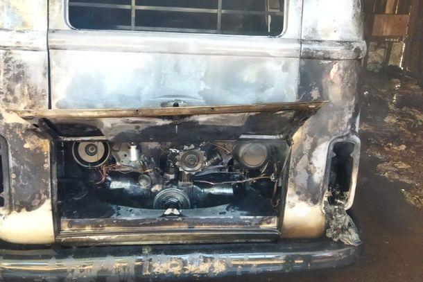 Incêndio em Kombi carregada com ovos deixa veículo parcialmente destruído em Nova...