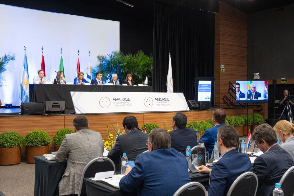 Itaipu recebe sessão do Parlamento do Mercosul para debater integração regional