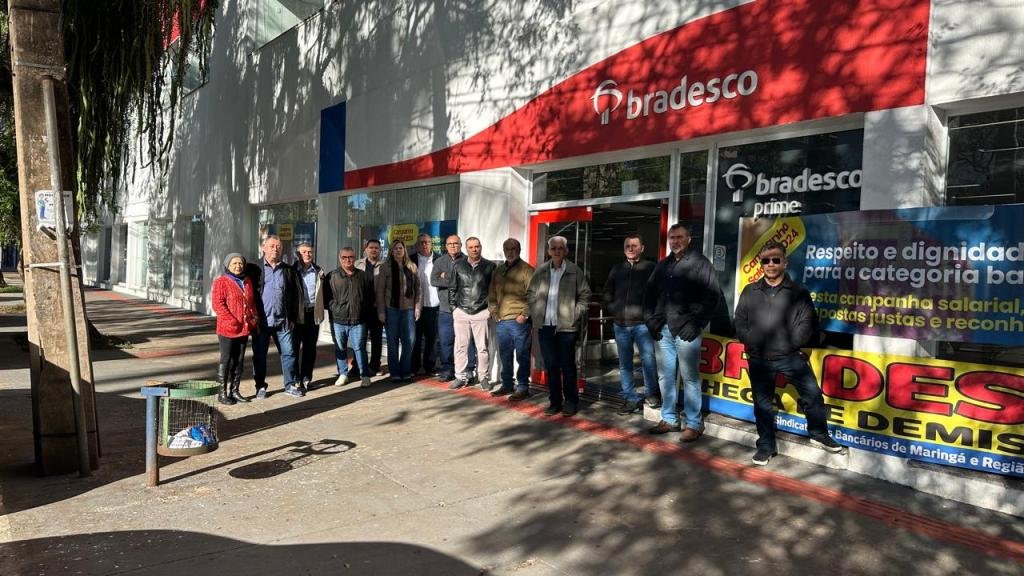 Sindicato dos Bancários de Maringá e Região realiza protesto contra...