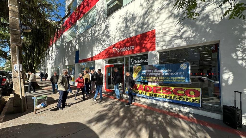 https://jornalnoroeste.com/uploads/images/2024/08/sindicato-dos-bancarios-de-maringa-e-regiao-realiza-protesto-contra-proposta-absurda-da-fenaban-assembleia-nesta-segunda-bg-12016-0a559.jpeg