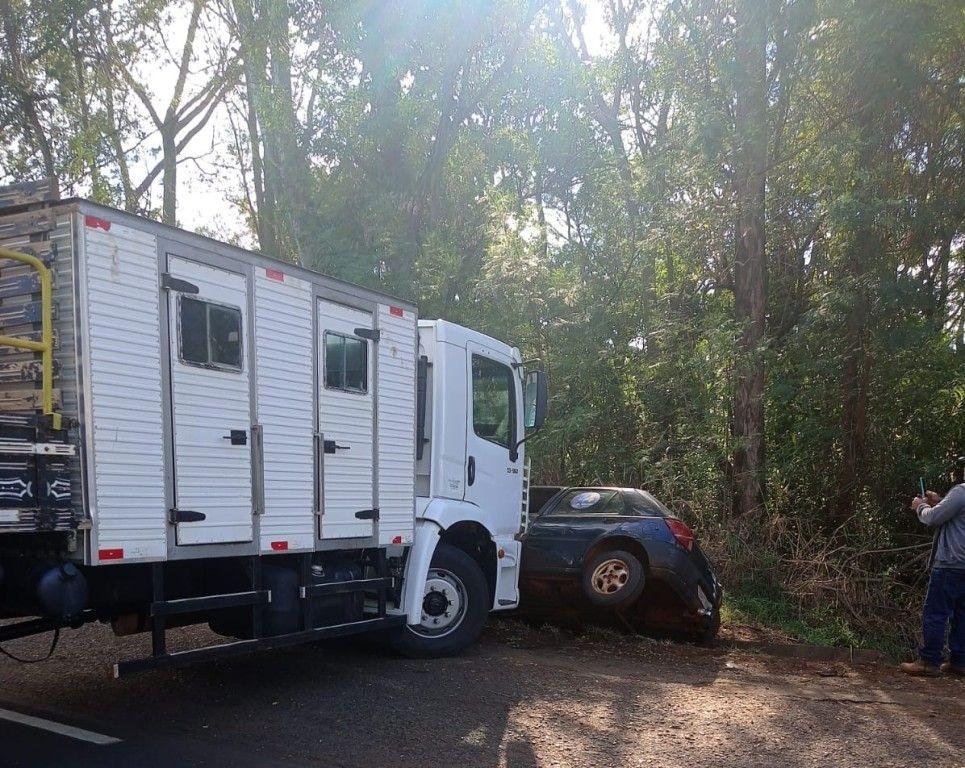 Acidente entre três veículos deixa homem ferido em Uniflor