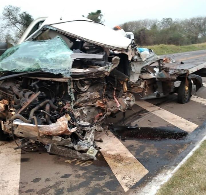 Grave acidente envolvendo dois caminhões deixa jovem de 19 anos...