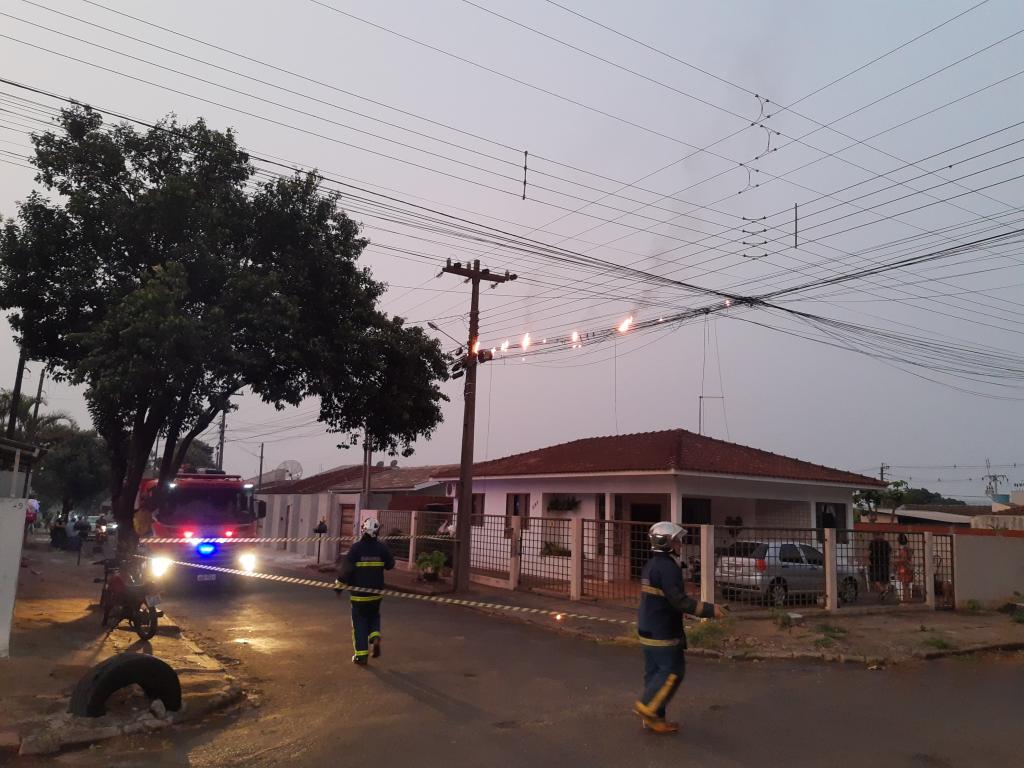 Incêndio em fiação elétrica deixa Jardim das Amoreiras e adjacências sem energia...