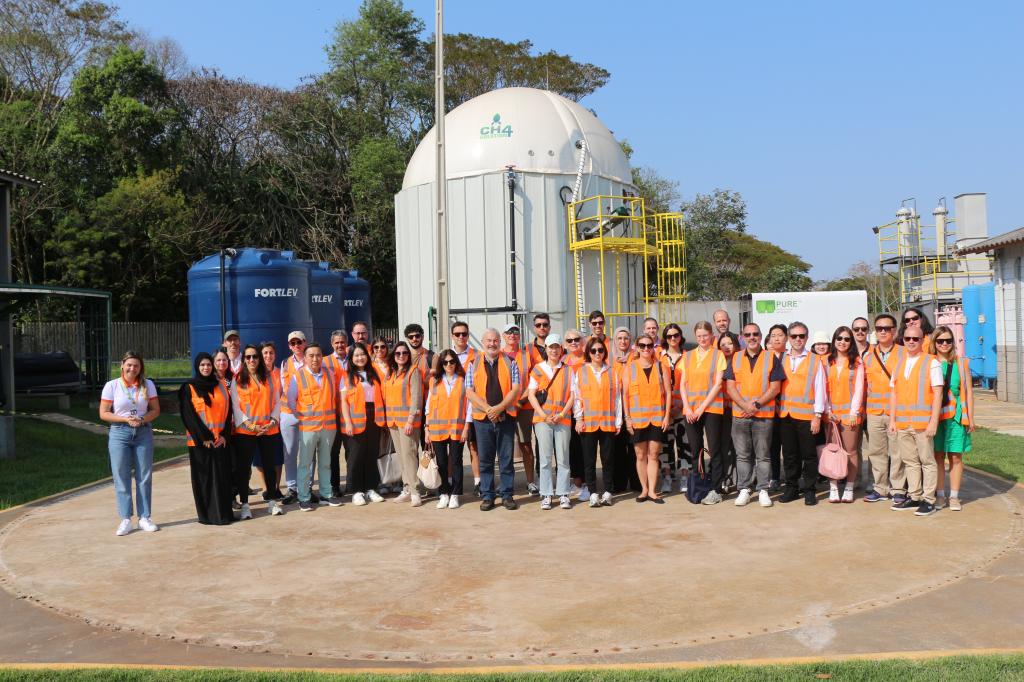 Comitivas participantes do G20 e CEMMI visitam a Itaipu