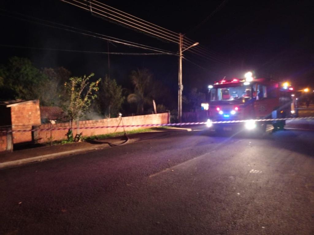 https://jornalnoroeste.com/uploads/images/2024/10/incendio-na-madrugada-deste-sabado-19-no-distrito-de-barao-de-lucena-deixa-haitiano-morto-e-esposa-ferida-bg-12474-67080.jpeg