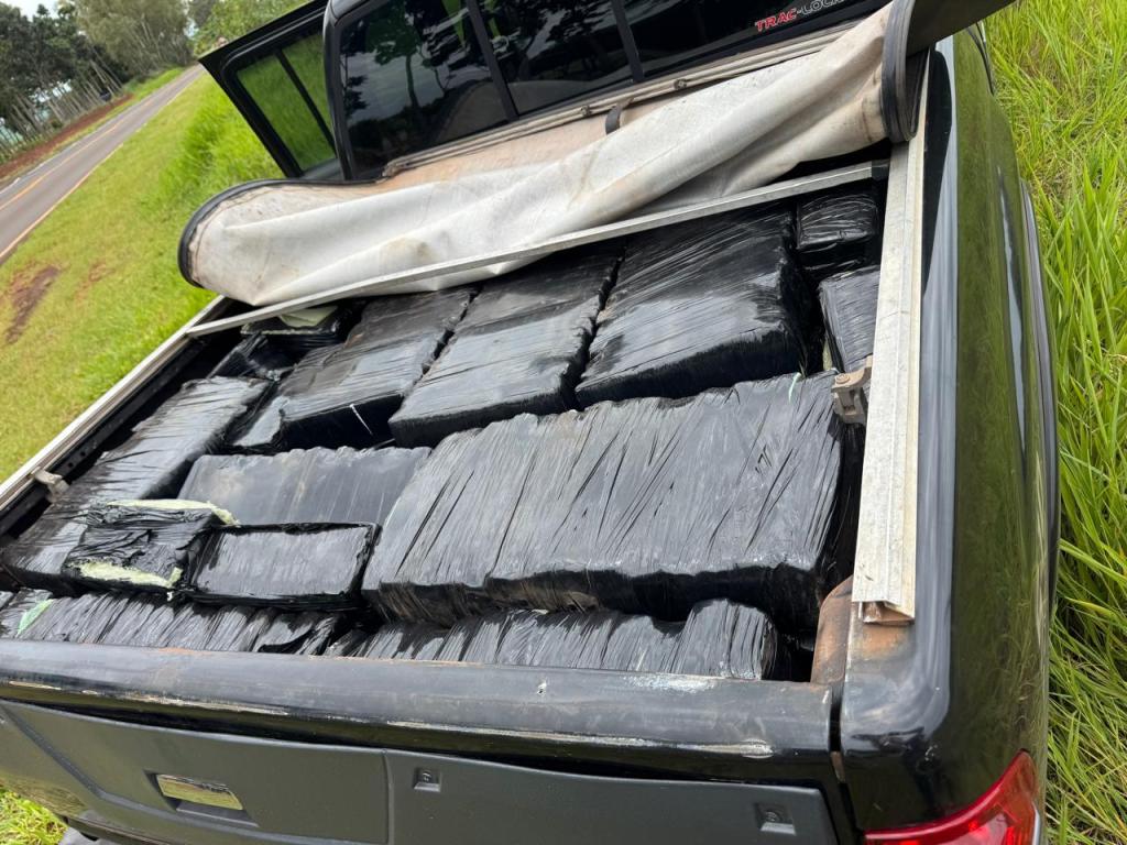 Receita Federal apreende caminhonete carregada com mais de 700 quilos de maconha...