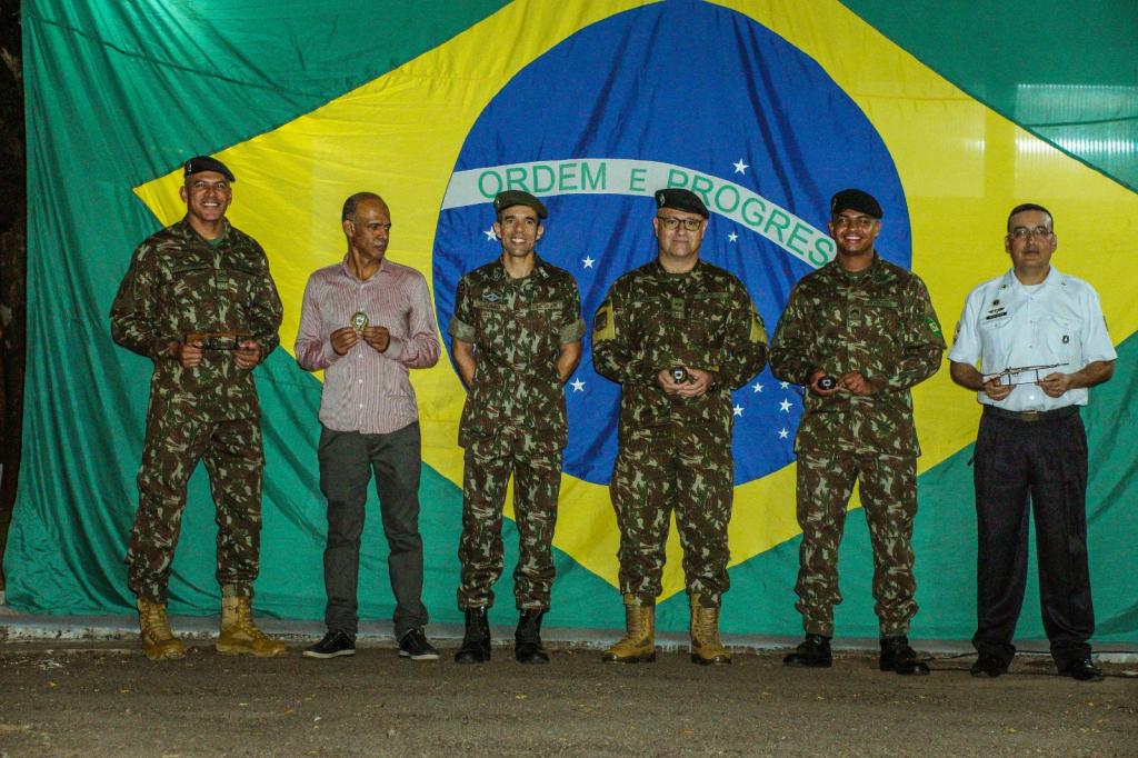 https://jornalnoroeste.com/uploads/images/2024/11/tiro-de-guerra-05-016-realiza-formatura-de-licenciamento-dos-atiradores-de-2024-em-cerimonia-emocionante-bg-12755-d37dc.jpeg