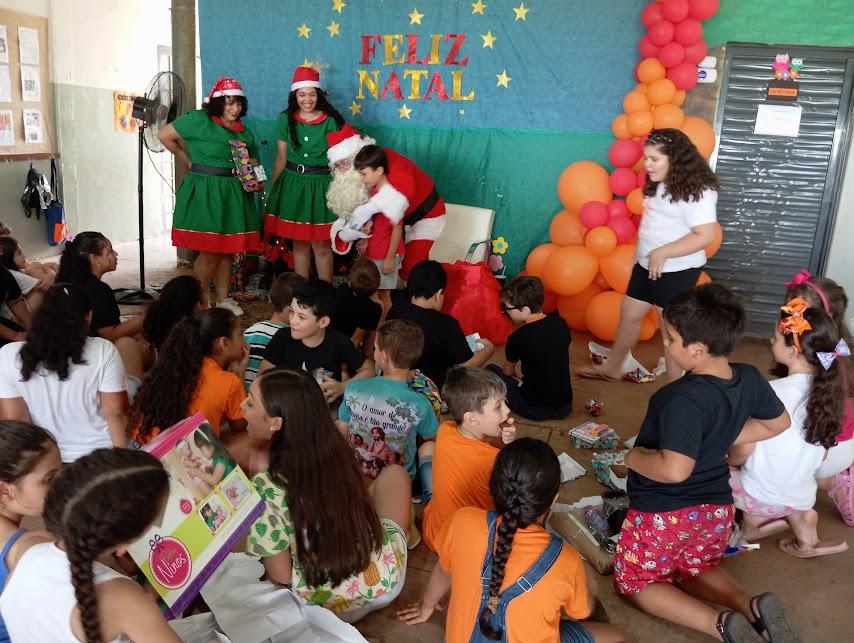 Entrega de presentes e chegada do Papai Noel encantam crianças...