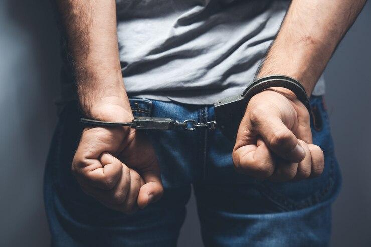 Homem com mandado de prisão por roubo é preso pela...