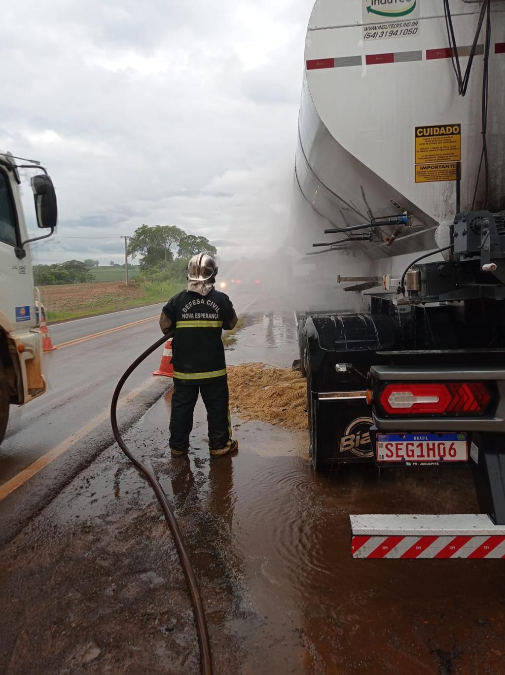 https://jornalnoroeste.com/uploads/images/2024/12/incendio-em-carreta-mobiliza-defesa-civil-de-nova-esperanca-na-pr-463-bg-12815-d7850.jpeg