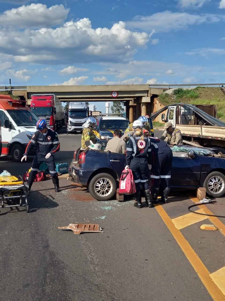 Motorista fica gravemente ferido em colisão entre carro e caminhão na BR...