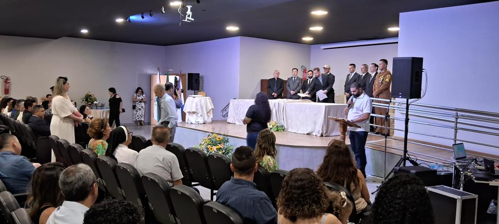 https://jornalnoroeste.com/uploads/images/2025/01/posse-dos-eleitos-em-nova-esperanca-acontece-neste-momento-na-casa-da-cultura-bg-13043-34e0b.jpg