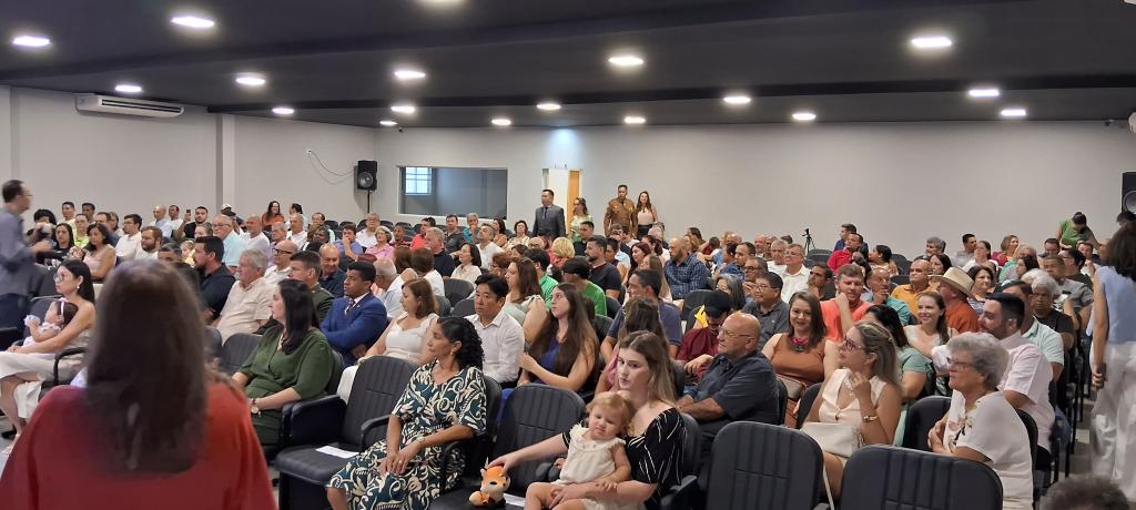 Posse dos eleitos em Nova Esperança acontece neste momento na Casa da...