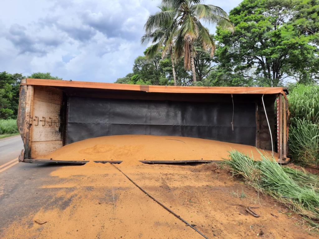 Caminhão carregado de grãos tomba na PR-182 após quebra de...