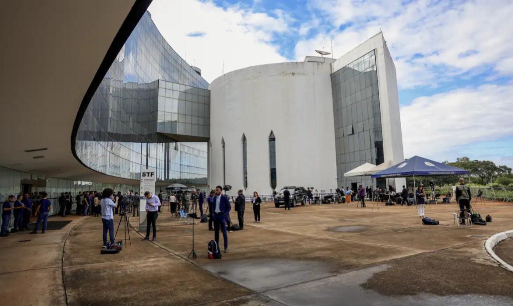 STF decide hoje se Bolsonaro e aliados viram réus pela...