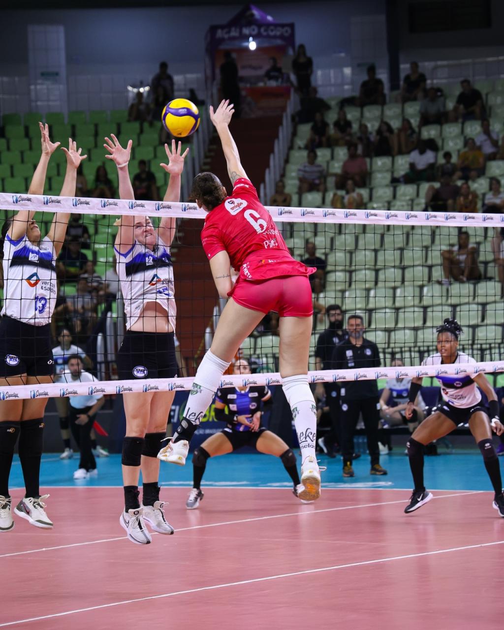 https://jornalnoroeste.com/uploads/images/2025/03/unilife-maringa-faz-historia-e-joga-os-playoffs-da-superliga-feminina-de-volei-bg-13718-12d1f.jpeg
