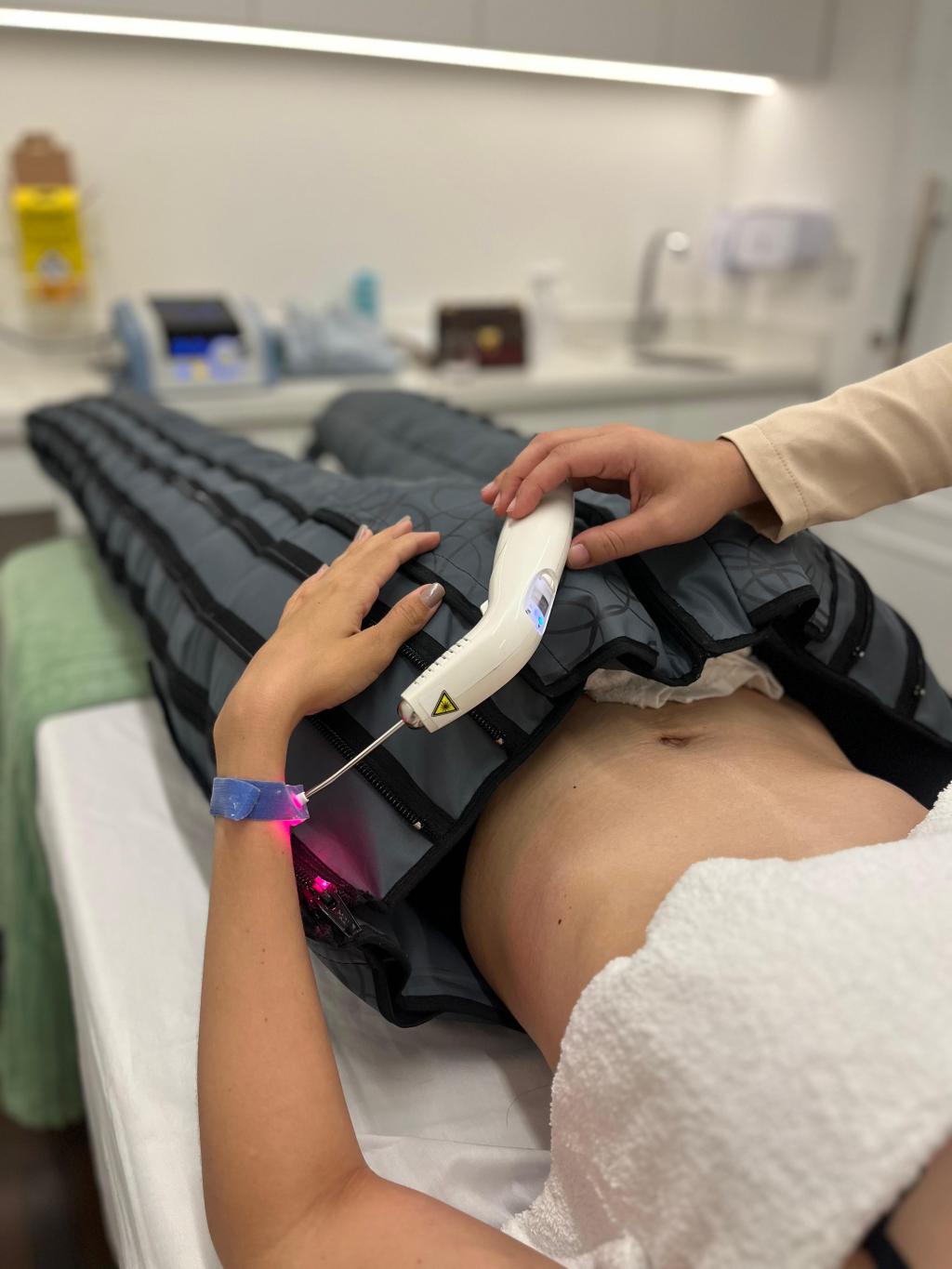 Dor nas pernas, inchaço e hematomas? Pode ser lipedema