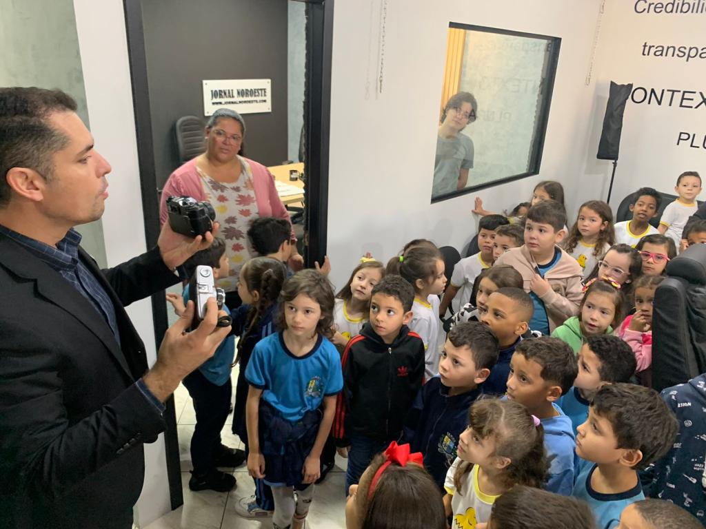 Alunos do Comecinho de Vida visitam a redação do Jornal Noroeste