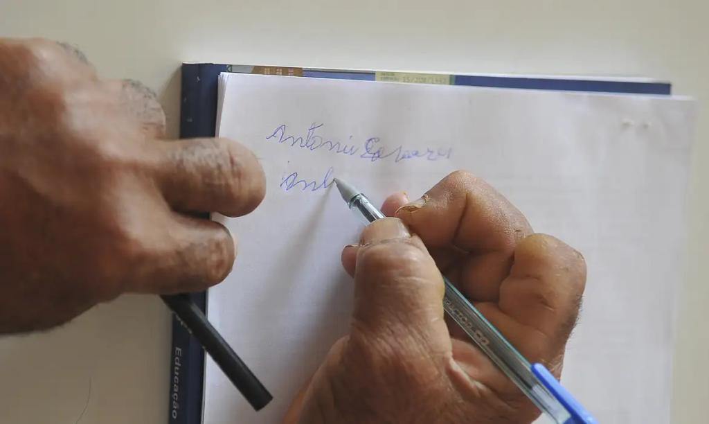 Analfabetismo de pessoas com deficiência é quatro vezes maior no...